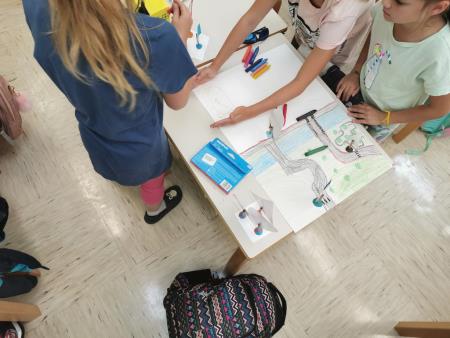 učenci 3. b so po skupinah izdelovali maketo šole (MŠ Primož Trubar) 4